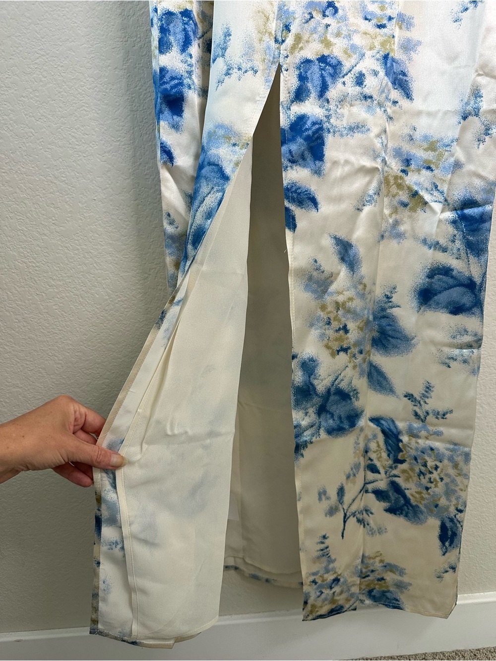 Reformation
Frankie Silk Slip Maxi Dress in Misty Morning Floral SZ US 4 - Picture 8 of 8